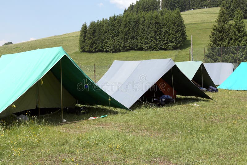 Tält Av En Campingplats Av Pojkscouterna I Bergen Campingplats Med Många Tält Och Skydd För Folk Arkivfoto