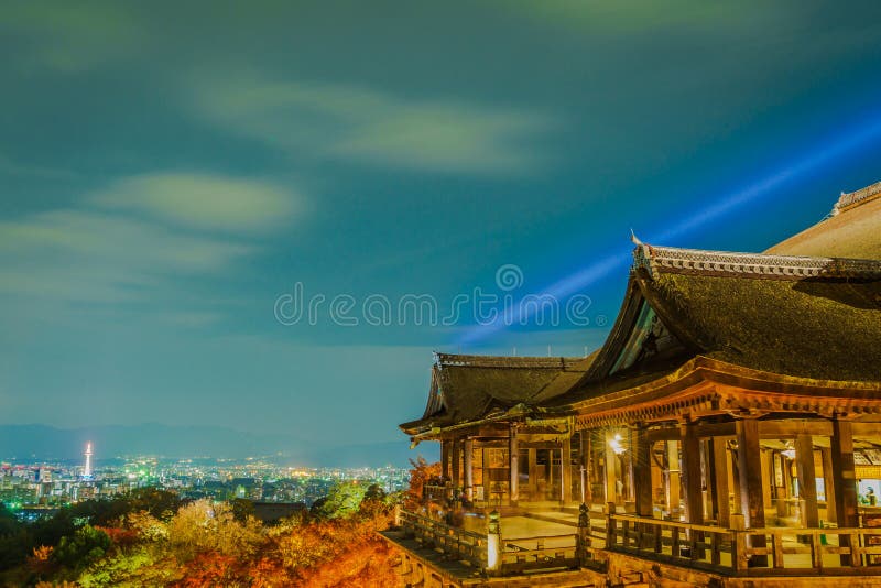 tänd upp laser-showen på härlig arkitektur i Kiyomizu-dera T fotografering för bildbyråer tänd upp laser-showen på härlig arkitektur i Kiyomizu-dera T fotografering för bildbyråer