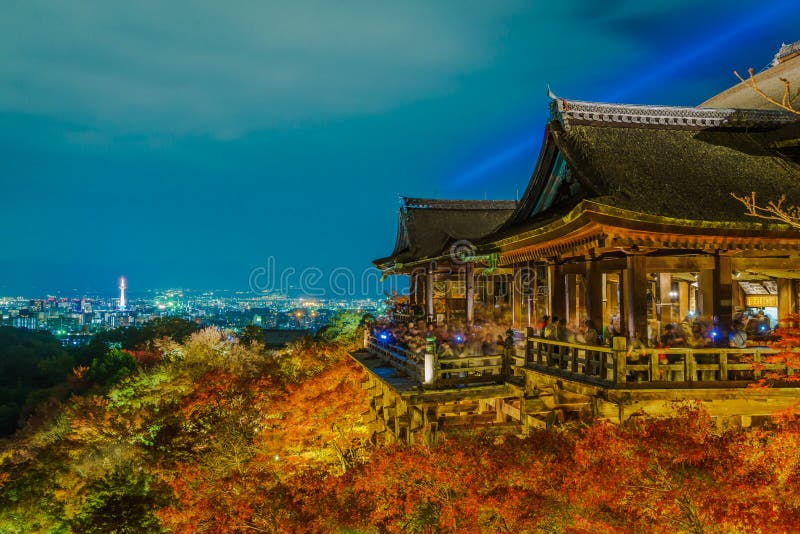 tänd upp laser-showen på härlig arkitektur i Kiyomizu-dera T royaltyfri bild tänd upp laser-showen på härlig arkitektur i Kiyomizu-dera T royaltyfri bild