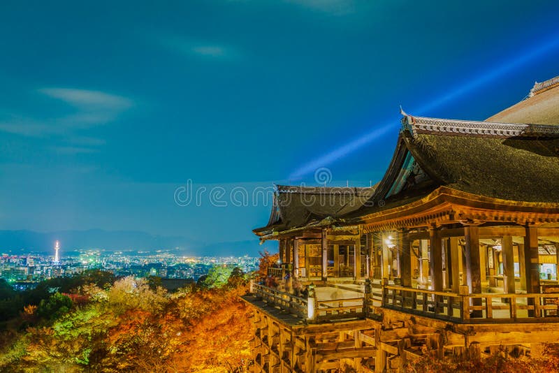 tänd upp laser-showen på härlig arkitektur i Kiyomizu-dera T arkivbilder tänd upp laser-showen på härlig arkitektur i Kiyomizu-dera T arkivbilder