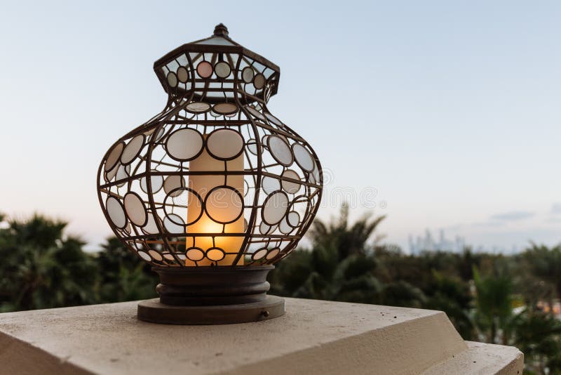 Tänd utomhus- lampa som dekoreras med den arabiska cirkelmodellen på hotellstången i Dubai royaltyfri fotografi Tänd utomhus- lampa som dekoreras med den arabiska cirkelmodellen på hotellstången i Dubai royaltyfri fotografi