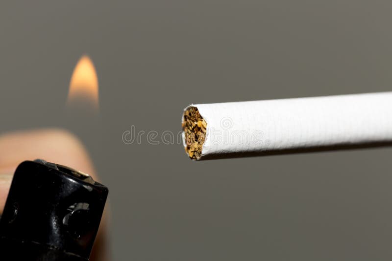 Tända en cigarett arkivfoto Tända en cigarett arkivfoto