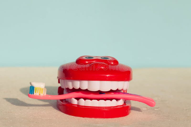 Tänder borstar och snackar kopieringsutrymme Du bör besöka tandläkaren för att ha full hygienbehandling och för att hålla det vit arkivbilder Tänder borstar och snackar kopieringsutrymme Du bör besöka tandläkaren för att ha full hygienbehandling och för att hålla det vit arkivbilder