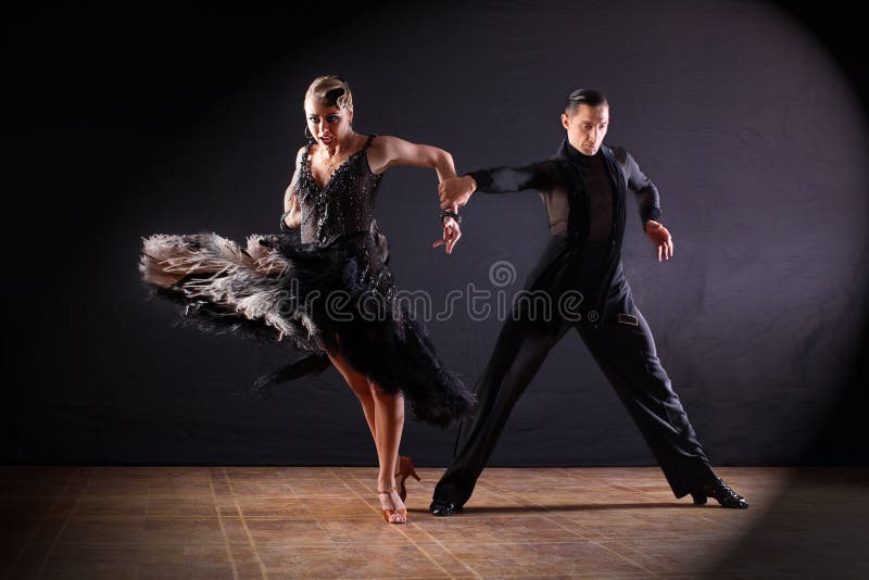 Tänzer im Ballsaal auf Schwarzem