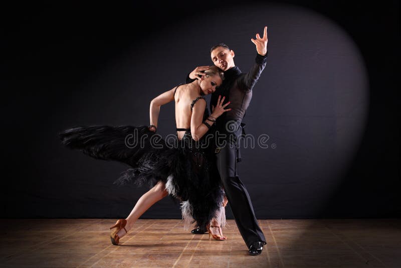 Tänzer im Ballsaal lokalisiert auf schwarzem Hintergrund