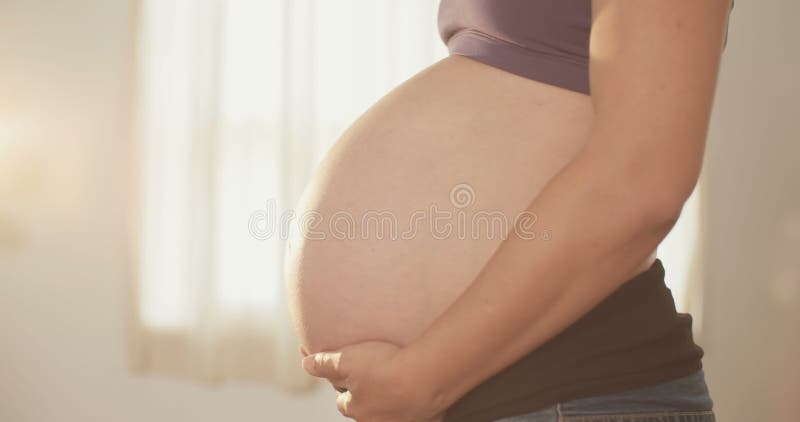 Tät gravid övre kvinna arkivfilmer