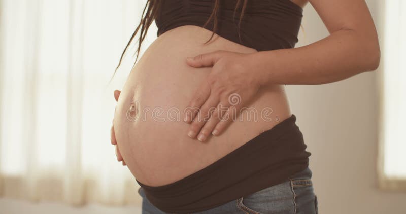Tät gravid övre kvinna lager videofilmer