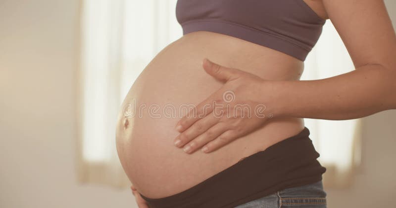 Tät gravid övre kvinna stock video