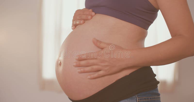 Tät gravid övre kvinna stock video