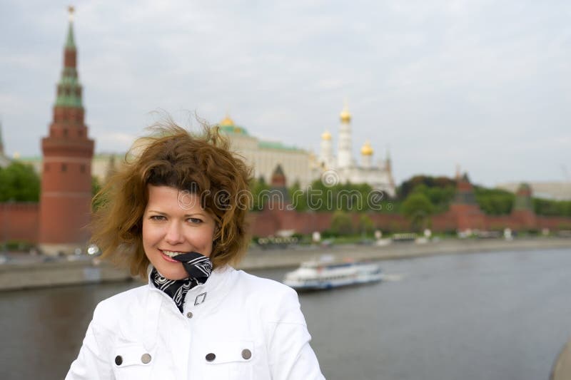 Täta kremlin moscow upp kvinna royaltyfri bild