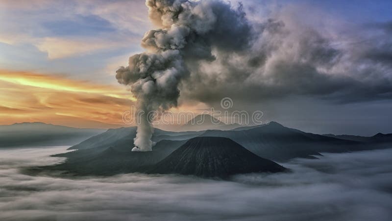Tätigkeit am Berg Bromo am frühen Morgen stockfoto Tätigkeit am Berg Bromo am frühen Morgen stockfoto
