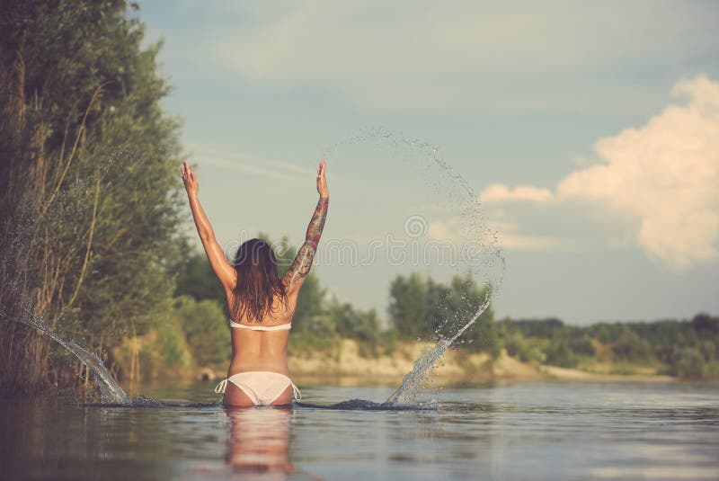 Tätowiertes Frauen-Spritzwasser stockfotos Tätowiertes Frauen-Spritzwasser stockfotos