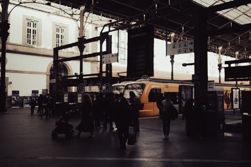 Tågstationssilhuett vid solnedgång royaltyfri fotografi