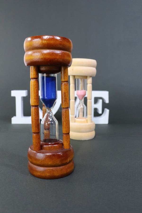 tła zegarowego obejmowania szary hourglass mężczyzna malował ciężarne piaska żołądka kobiety Jesteśmy wszystkie niewolnikami czas obrazy royalty free tła zegarowego obejmowania szary hourglass mężczyzna malował ciężarne piaska żołądka kobiety Jesteśmy wszystkie niewolnikami czas obrazy royalty free
