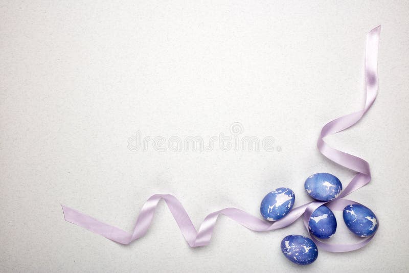 Tło barwiący Easter jajek eps8 formata czerwony tulipanu wektor obrazy stock