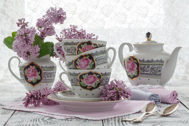 Tè caldo fresco di sambuco con i più vecchi fiori e foglie immagine stock libera da diritti Tè caldo fresco di sambuco con i più vecchi fiori e foglie immagine stock libera da diritti