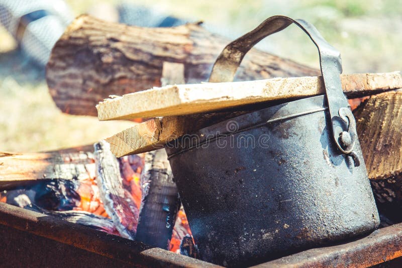 Tè che fa su un fuoco fotografia stock libera da diritti Tè che fa su un fuoco fotografia stock libera da diritti