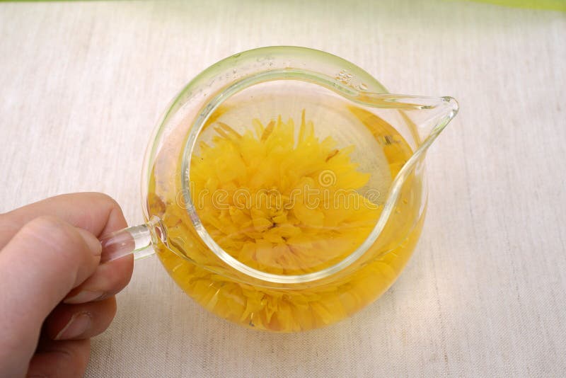 Tè del crisantemo immagine stock. Immagine di ingrediente 56333181