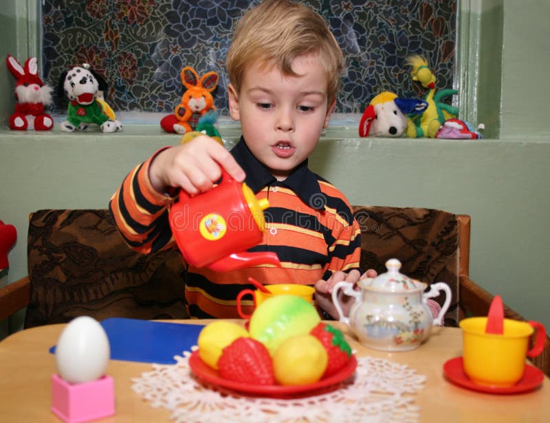 Tè del gioco da bambini immagine stock libera da diritti Tè del gioco da bambini immagine stock libera da diritti