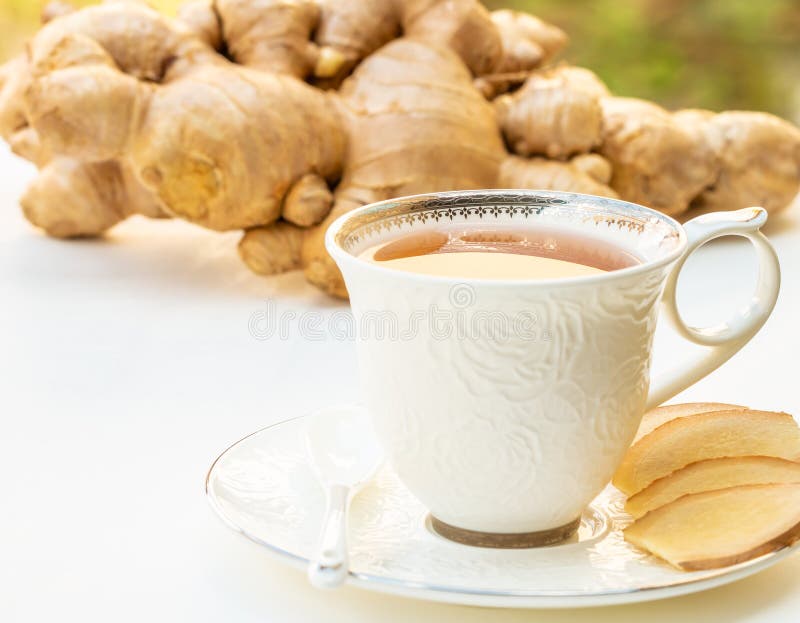 Tè dello zenzero in una tazza bianca immagine stock Tè dello zenzero in una tazza bianca immagine stock