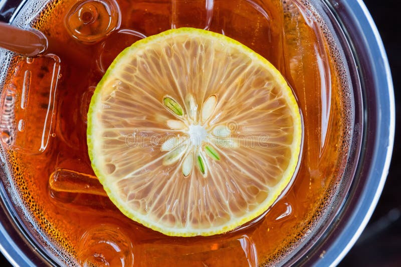 Tè di ghiaccio con il limone fotografia stock libera da diritti Tè di ghiaccio con il limone fotografia stock libera da diritti
