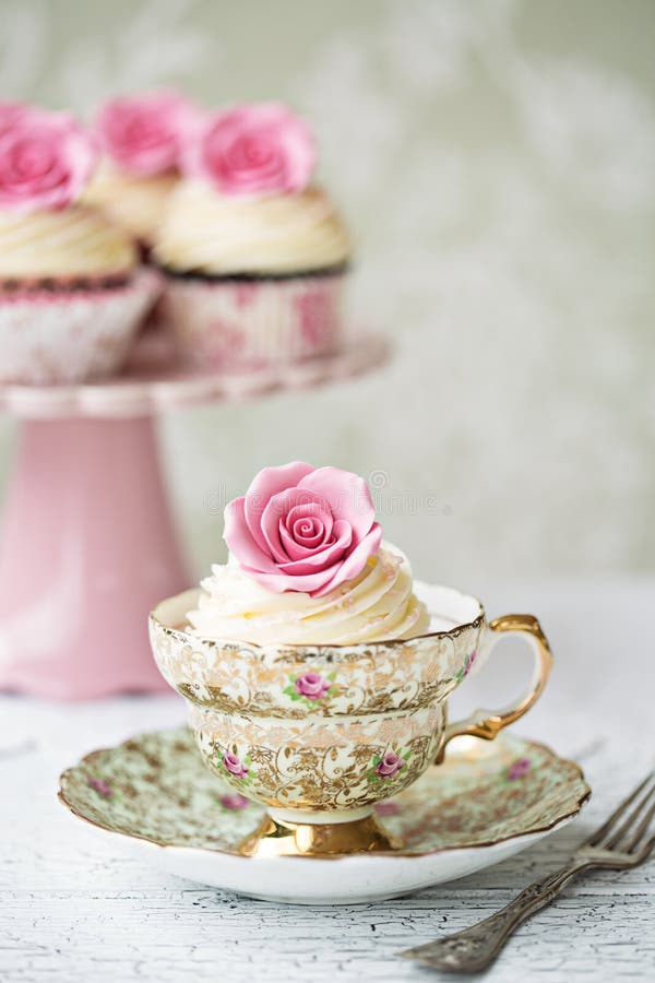 Tè di pomeriggio con i bigné rosa fotografia stock libera da diritti