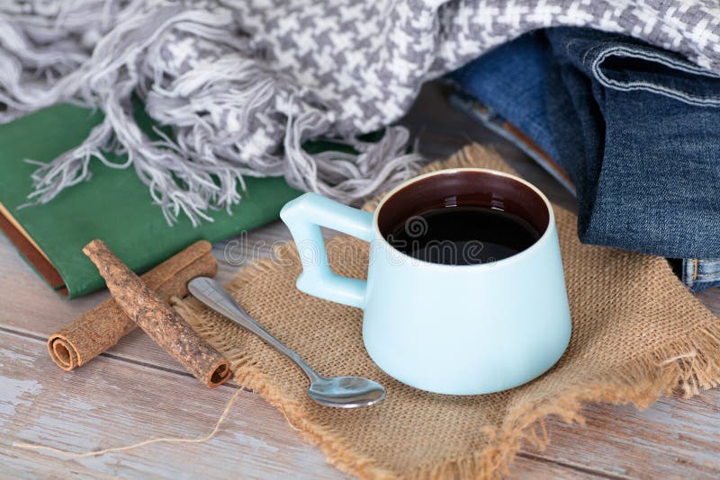 Tè nero e abbigliamento invernale.