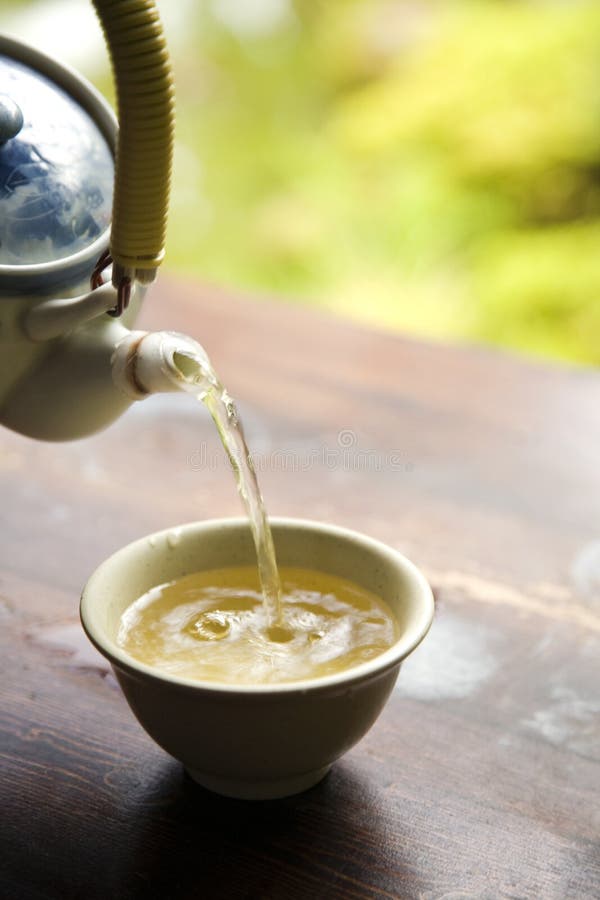 Tè verde di versamento dal POT immagini stock libere da diritti Tè verde di versamento dal POT immagini stock libere da diritti
