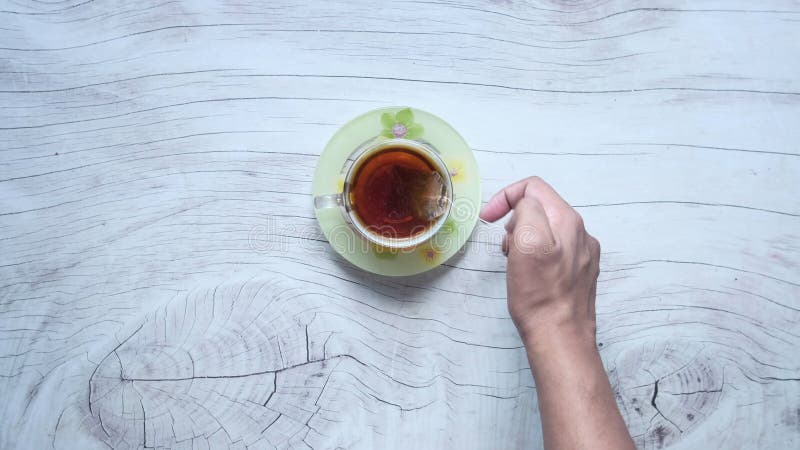 Tè verde e sacchetto da tè nella vista superiore del tavolo