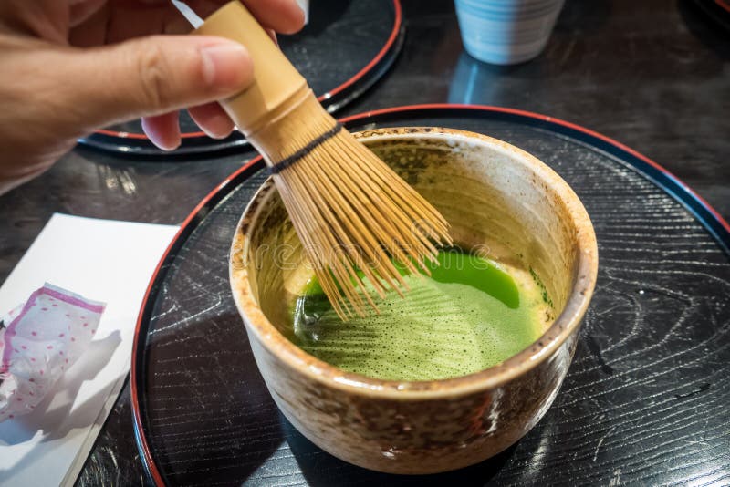 Tè verde mescolantesi di matcha in tazza ceramica Tè verde giapponese immagine stock Tè verde mescolantesi di matcha in tazza ceramica Tè verde giapponese immagine stock