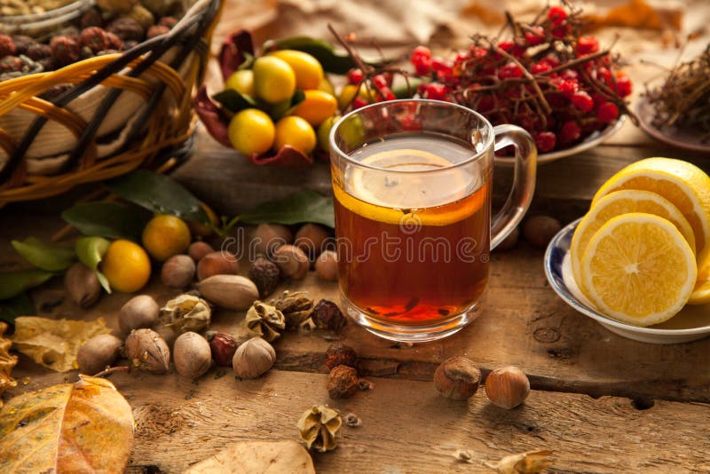 Té caliente con el limón y la miel foto de archivo Té caliente con el limón y la miel foto de archivo