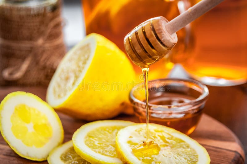 Té caliente con el limón y miel natural, buena invitación para tener vitaminas e inmunidad fuerte fotografía de archivo Té caliente con el limón y miel natural, buena invitación para tener vitaminas e inmunidad fuerte fotografía de archivo