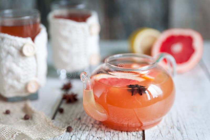 Té caliente del pomelo con las especias foto de archivo libre de regalías Té caliente del pomelo con las especias foto de archivo libre de regalías