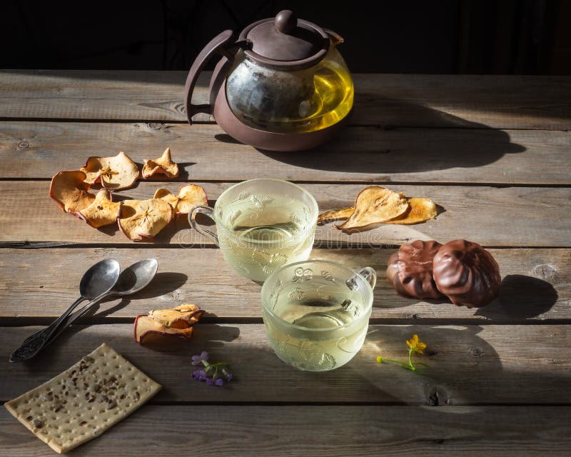Té con las melcochas del chocolate, galletas con los cereales y semillas, así como microprocesadores de la fruta, una caldera y u fotos de archivo Té con las melcochas del chocolate, galletas con los cereales y semillas, así como microprocesadores de la fruta, una caldera y u fotos de archivo