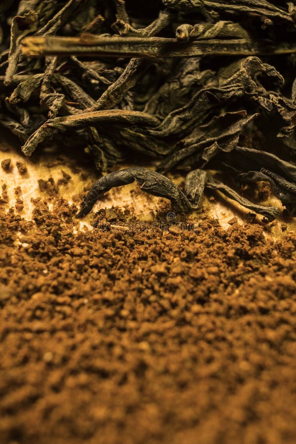 Té contra el café Dos pequeñas pilas imagen de archivo libre de regalías Té contra el café Dos pequeñas pilas imagen de archivo libre de regalías
