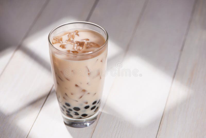 Té de Boba/de la burbuja Té hecho en casa de la leche con las perlas en la tabla de madera imagenes de archivo Té de Boba/de la burbuja Té hecho en casa de la leche con las perlas en la tabla de madera imagenes de archivo