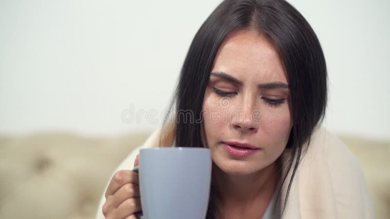 Té de consumición enfermo de la mujer joven almacen de metraje de vídeo