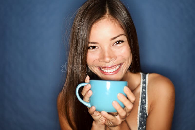 Té de consumición sonriente de la mujer imagen de archivo Té de consumición sonriente de la mujer imagen de archivo