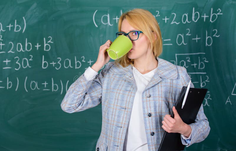 Té de la bebida del profesor o café y positivo de la estancia Tiempo del hallazgo para relajarse y para permanecer positivo Guard fotos de archivo Té de la bebida del profesor o café y positivo de la estancia Tiempo del hallazgo para relajarse y para permanecer positivo Guard fotos de archivo