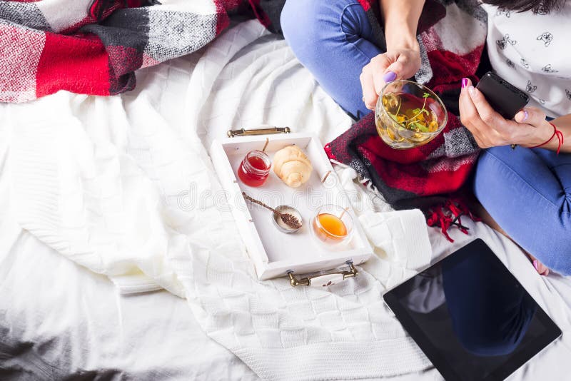 Té en bandeja con la mujer fotografía de archivo Té en bandeja con la mujer fotografía de archivo