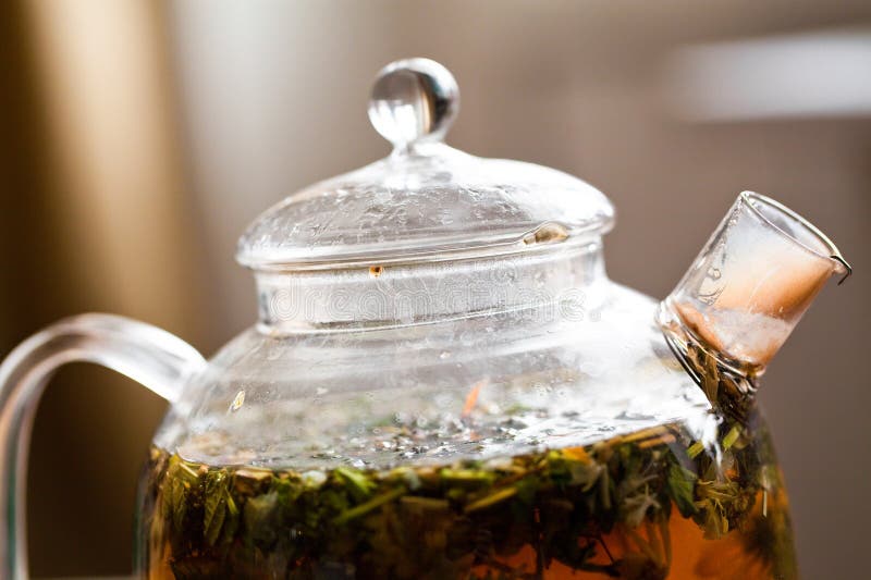 Té herbario en la tetera de cristal foto de archivo libre de regalías