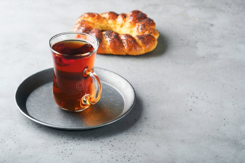 Té negro turco. taza de vidrio de té negro turco y bagel tradicional turco crujiente sobre fondo de mesa de hormigón gris. fotos de archivo libres de regalías