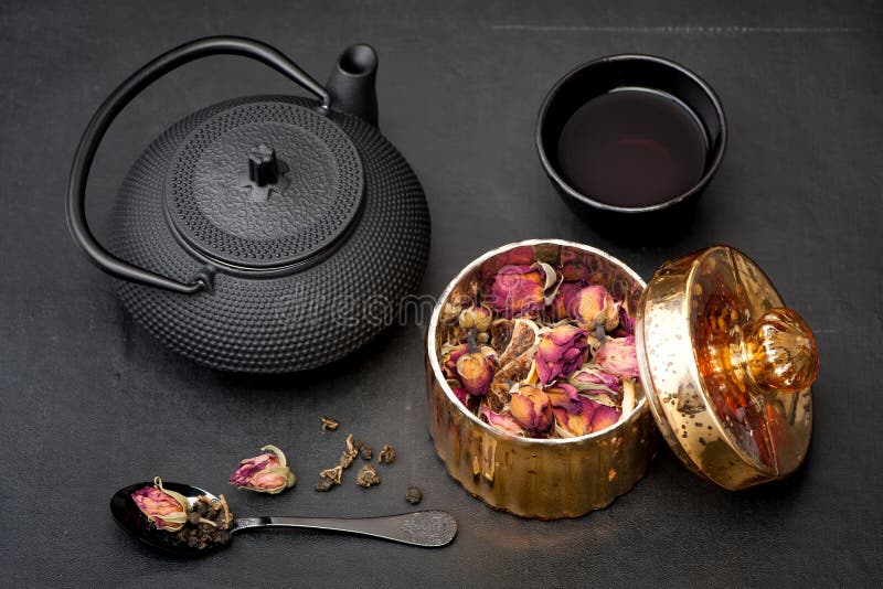 Té verde con las flores color de rosa imágenes de archivo libres de regalías Té verde con las flores color de rosa imágenes de archivo libres de regalías