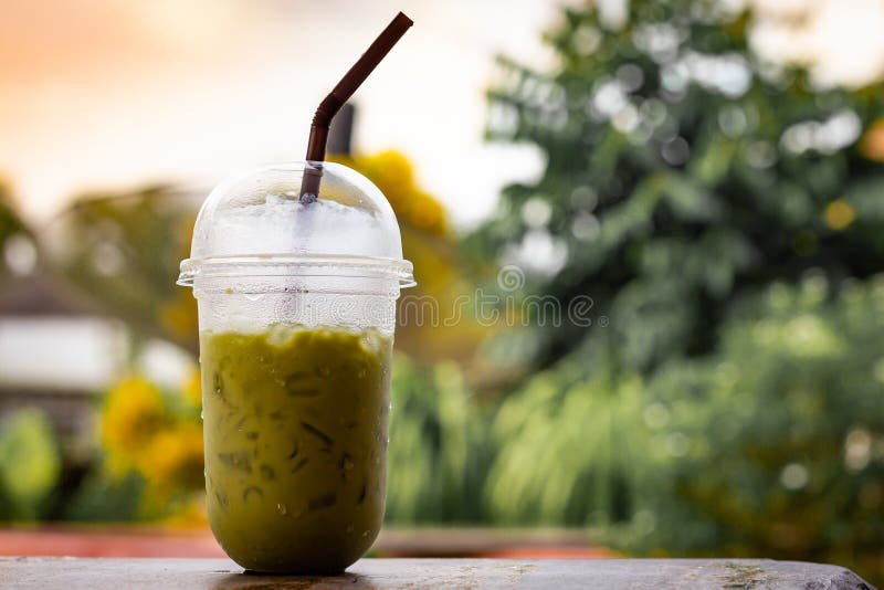 Té verde frÃo en plástico transparente imagen de archivo