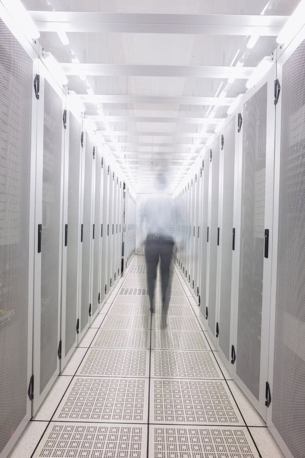 Técnico borroso que camina a la cámara imágenes de archivo libres de regalías Técnico borroso que camina a la cámara imágenes de archivo libres de regalías