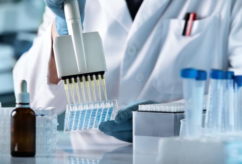 Técnico da pesquisa com o multipipette no laboratório genético imagem de stock royalty free Técnico da pesquisa com o multipipette no laboratório genético imagem de stock royalty free
