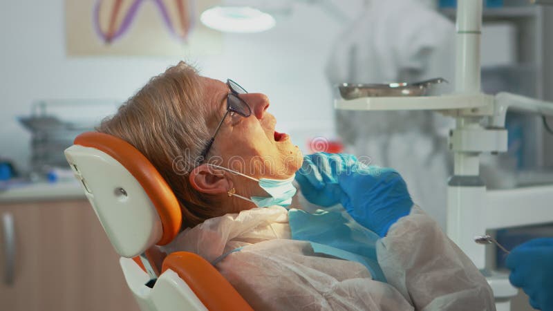 Técnico de dentista no dente de uma mulher perfuradora