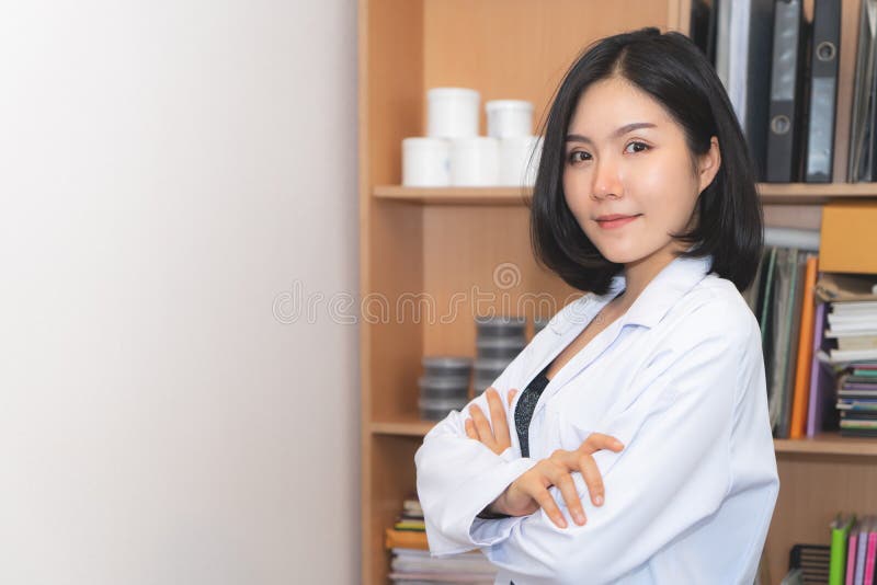 Técnico de laboratório fêmea médico cosmético da beleza fotografia de stock Técnico de laboratório fêmea médico cosmético da beleza fotografia de stock