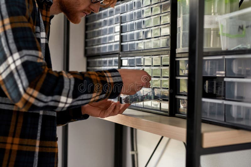 Técnico de TI macho parcial que toma detalles de la computadora imagen de archivo libre de regalías