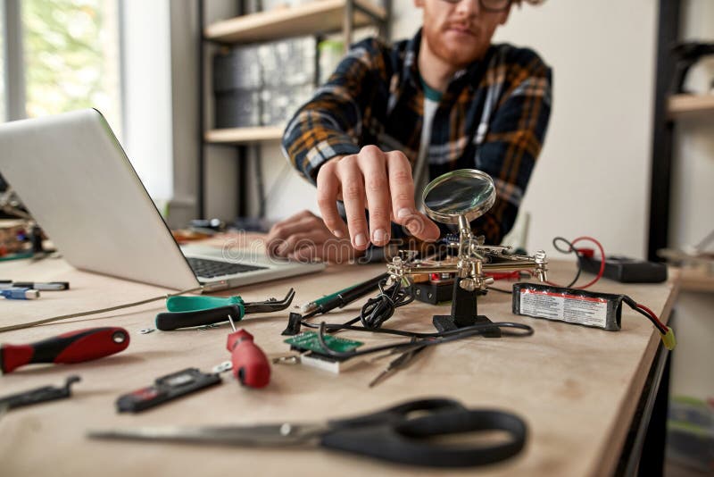 Técnico de TI parcial masculino que toma lupa fotografía de archivo libre de regalías